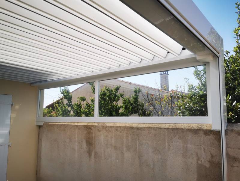 Pergola bioclimatique à lames orientables installée sur le Bassin d'Arcachon proche de Bordeaux