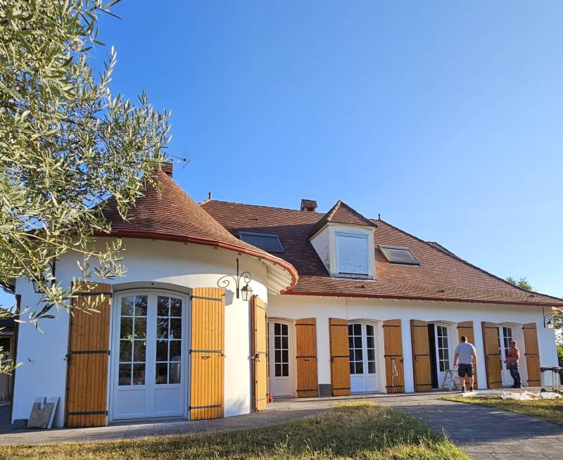 Fenêtres en PVC sur mesure de style traditionnel pour rénover cette maison périgourdine sur le secteur de Montpon-Ménestérol 24700