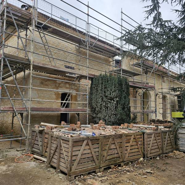 Chantier à Bergerac de pose de fenêtres et portes fenêtres en acier isolé par Menuiseries Ménesplesiennes et architecte