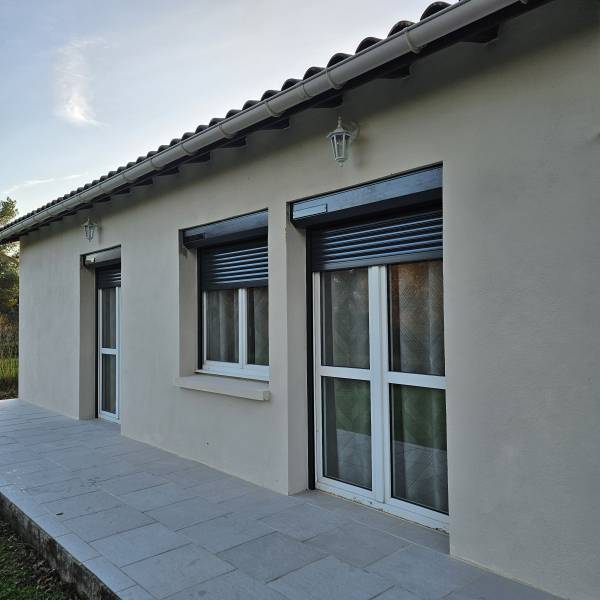 Installation de volets roulants solaires Goodnight de chez SOPROFEN par Menuiseries Ménesplesiennes près de Montpon-Ménestérol 24700