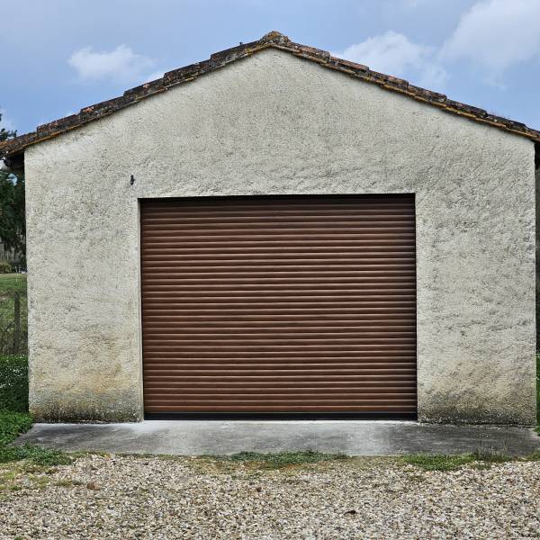 Porte de garage enroulable motorisée avec lames aluminium isolées