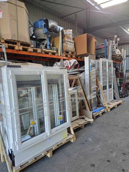 Menuiseries en PVC blanc avec double vitrage isolant en attente d'être posées à Montpon-Ménestérol 24700 par Menuiseries Ménesplesiennes 