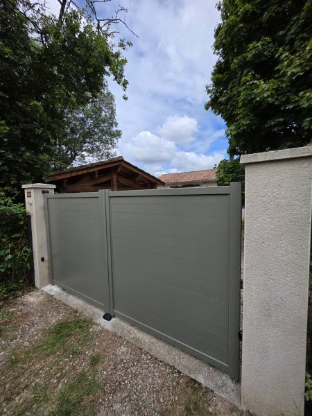 Installation d'un portail 2 battants en aluminium avec motorisation électrique à Montpon-Ménestérol