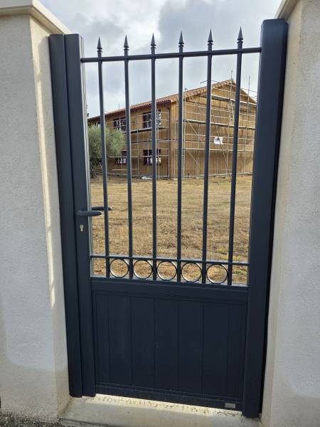 Portillon contemporain de style traditionnel fer forgé posé par Menuiseries Ménesplesiennes à Montpon-Ménestérol 24700