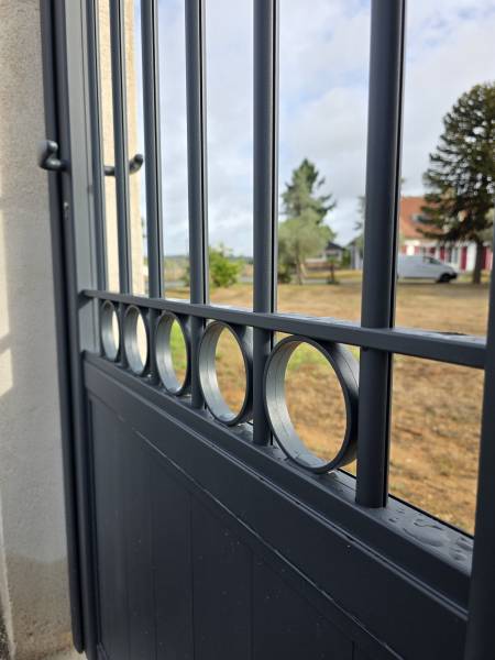 Portail avec décors en ronds et soubassement type tôlé pour un style de portail en fer forgé fabriqué en aluminium à Montpon-Ménestérol 24700