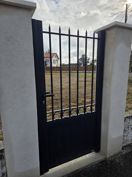 Portail en aluminium de style traditionnel fer forgé posé par Menuiseries Ménesplesiennes proche de Montpon-Ménestérol 24700