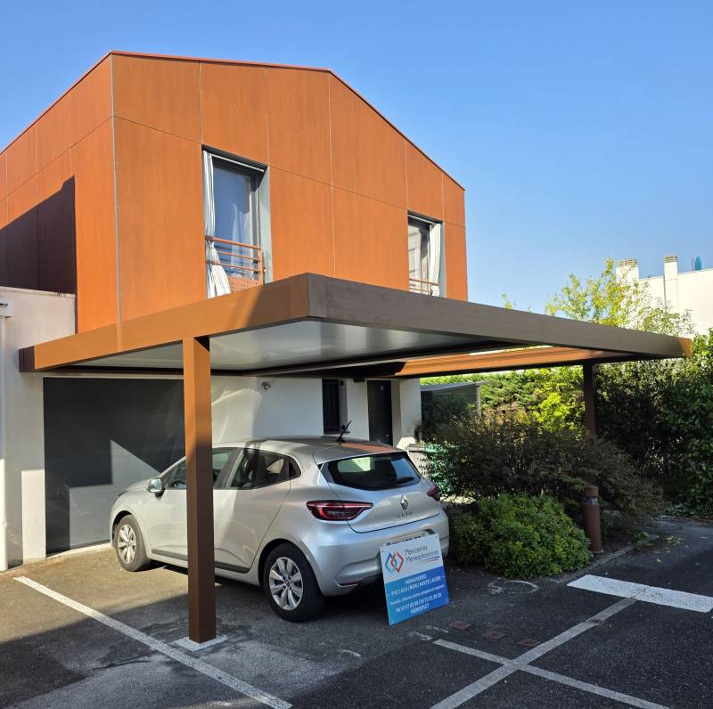 Carport aluminium adossé sur mesure installé à Bergerac avec partie non couverte pour massif paysagé