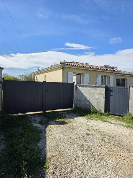 Portail et portillon pleins en aluminium posés à Montpon-Ménestérol par les Menuiseries Ménesplesiennes à Ménesplet