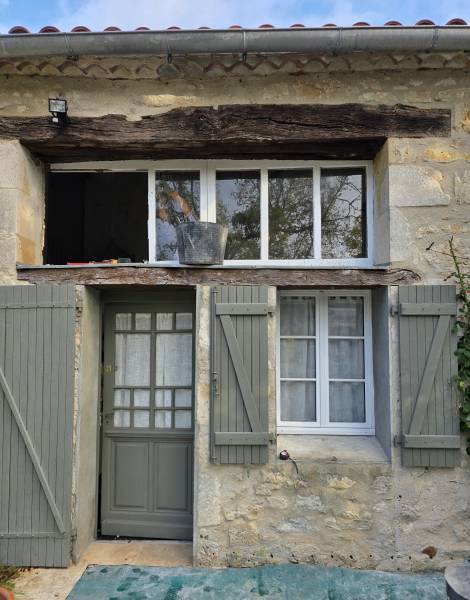 Menuisier à Montpon-Ménestérol, Menuiseries Ménesplesiennes dépose des fenêtres en bois pour poser des fenêtres en bois fabriquées sur mesure
