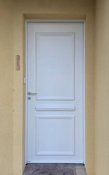 Menuisier à Montpon-Ménestérol pose une porte d'entrée en acier fabriqué en France par Bel'M