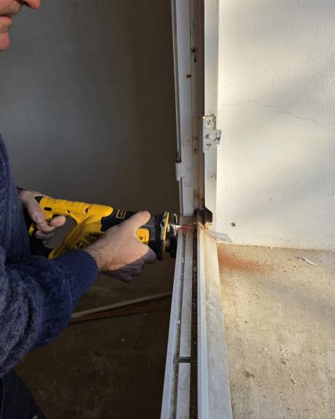 A Montpon-Ménestérol, les Menuiseries Ménesplesiennes dépose les menuiseries bois pour les remplacer par des menuiseries en PVC et aluminium