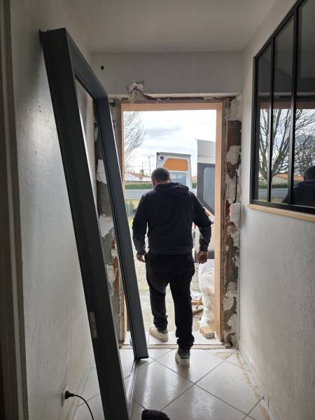 SAS MENUISERIES MENESPLESIENNES, spécialiste en menuiseries extérieures, pose une porte d'entrée Belm proche de Montpon-Ménestérol 24700