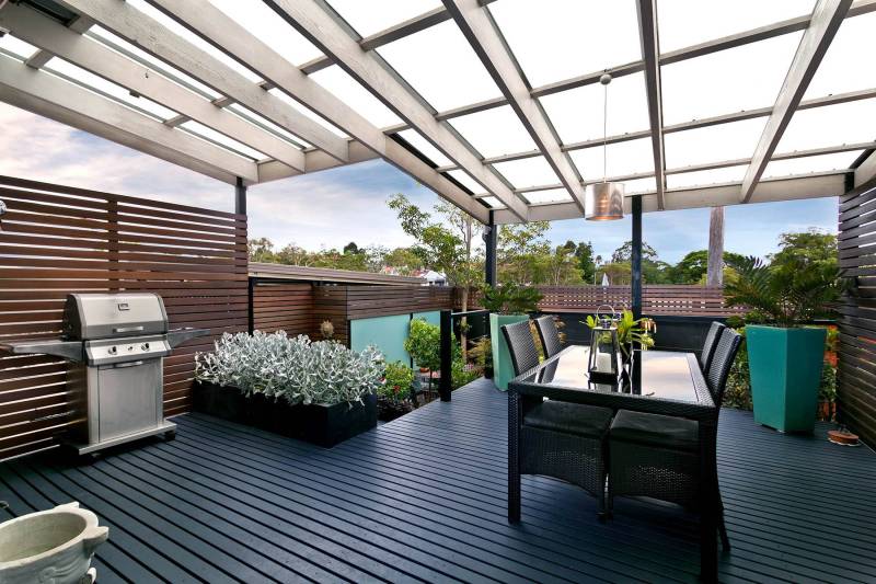 Pergola bioclimatique en aluminium avec brise soleil et volet roulant intégré à Montpon-Ménestérol