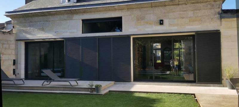 Pose en rénovation par Menuiseries Ménesplesiennes d'une baie coulissante en aluminium à Bordeaux
