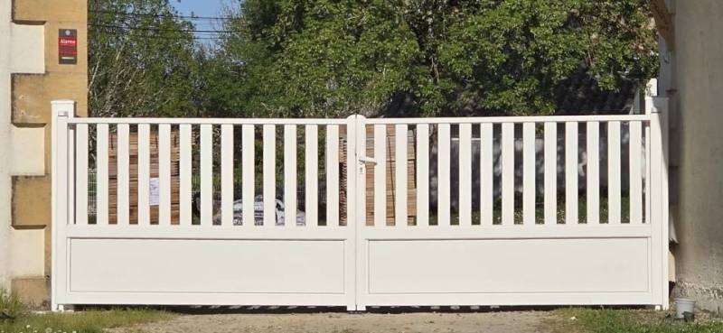 Portail 2 vantaux battants en aluminium blanc posé à Ménesplet près de Montpon-Ménestérol