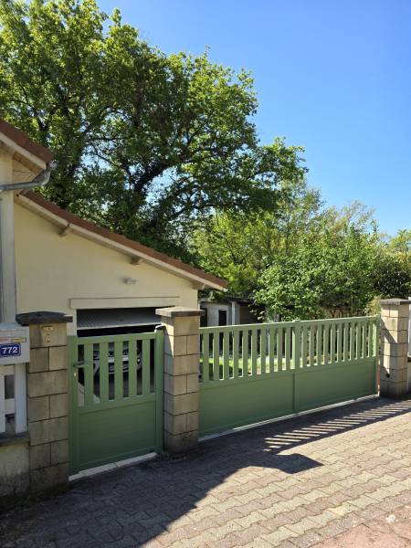 Installation d'un portail coulissant en aluminium motorisé Somfy