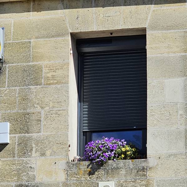 Pose de volets roulants solaires Somfy en aluminium isolé à Montpon-Ménestérol