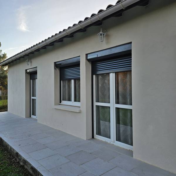 Pose de volets roulants solaires Somfy avec lames en aluminium isolées à Ménesplet proche de Montpon-Ménestérol