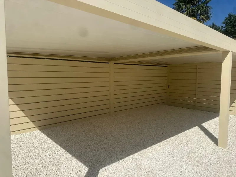 Carport en aluminium autoporté à Libourne installé par les Menuiseries Ménesplesiennes installateur de carport et de pergola en Dordogne et Gironde