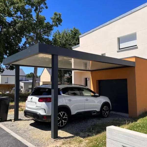 Carport en aluminium adossé à un garage ou une maison à Bergerac installé par les Menuiseries Ménesplesiennes proche de Montpon-Ménestérol